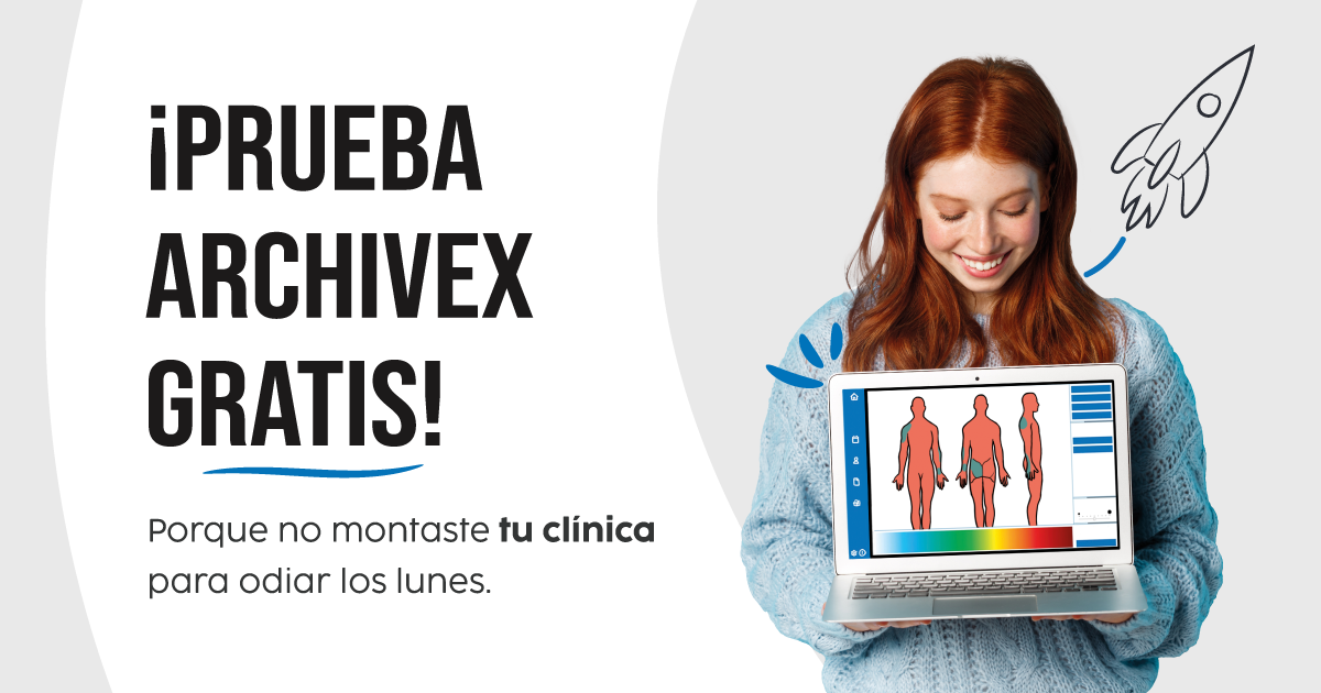 Chica pelirroja feliz sosteniendo ordenador con el software de Archivex